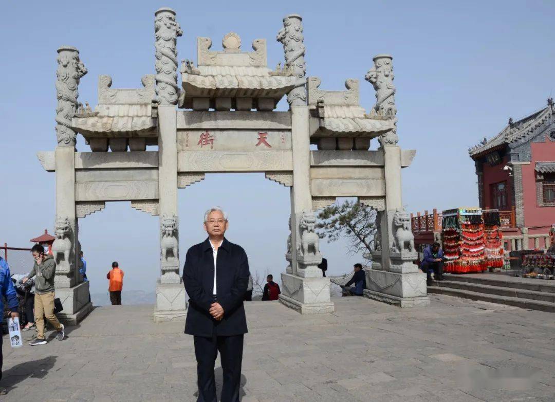 泰岱深情 翰墨气象——书法家张仲亭